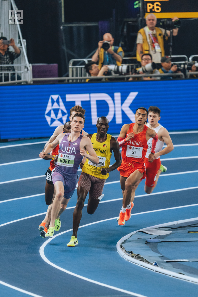 田径选手刷新世界纪录,震撼全场 田径选手刷新世界纪录,震撼全场