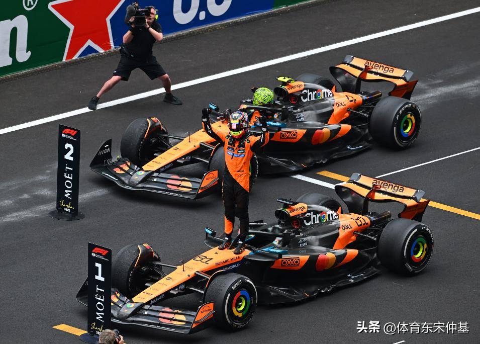 迈凯伦鏖战红牛二队,诺里斯点燃赛场 迈凯伦鏖战红牛二队,诺里斯点燃赛场