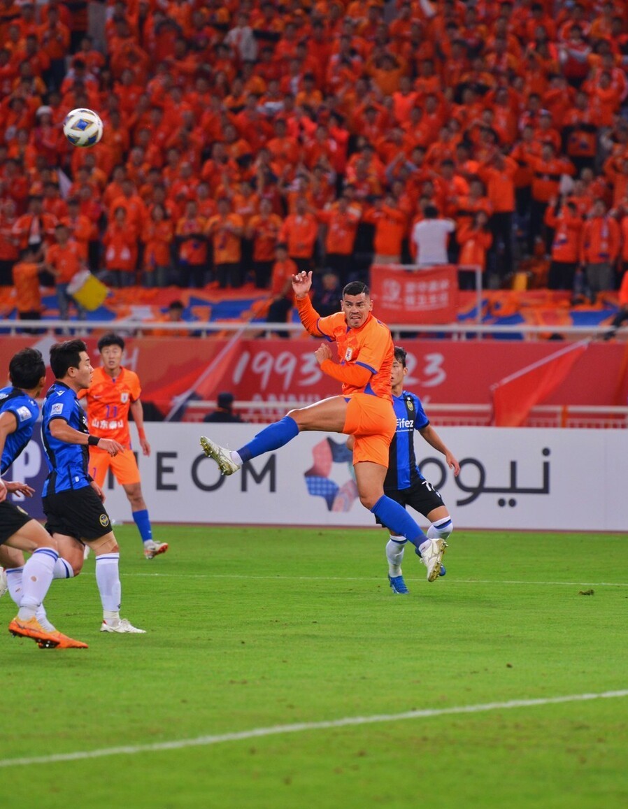 足球比赛中发生惊心动魄的一幕