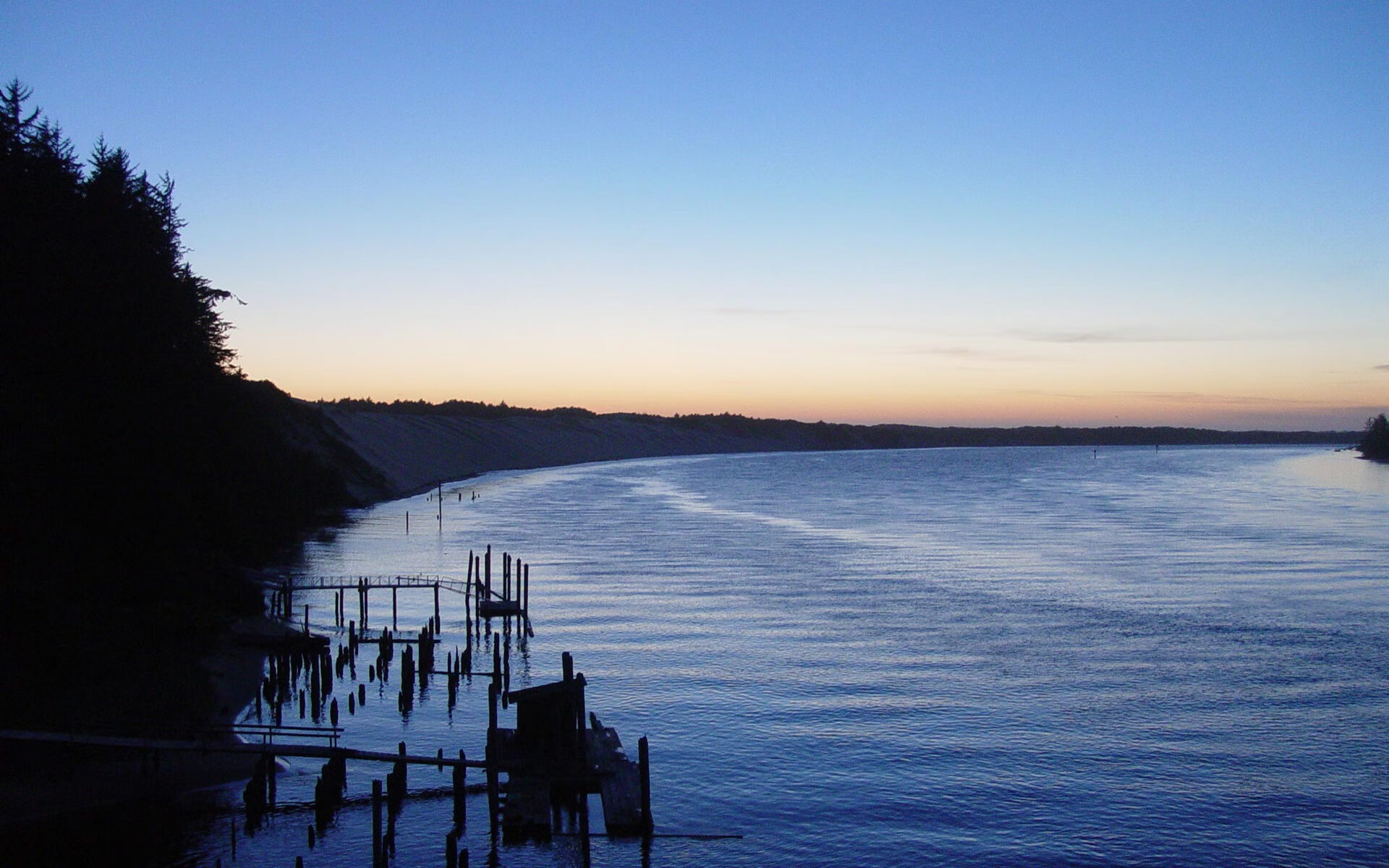 绿茵激战显峥嵘，国球猛将势如虹—双线赛场上的突破与坚守
